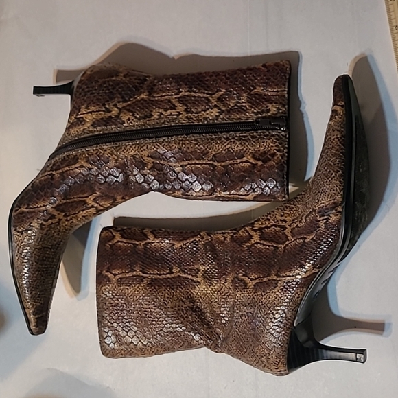 Fioni Women's Faux Snake Skin Heeled Boots - Picture 1 of 11